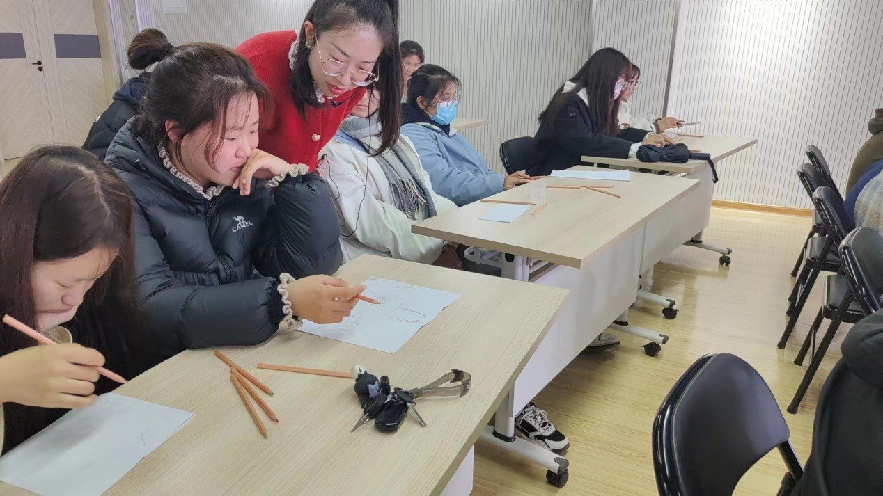 活动以“爱自己 爱生活”为主题